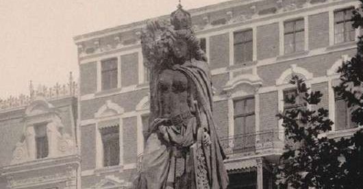 W Głogowie, w miejscu obecnej rzeźby Józefa Wybickiego, stał pomnik Germanii. Upamiętniał pruskie ofiary wojny z Francją z lat 1870–1871, a okres jego funkcjonowania obejmuje lata 1881–1900.